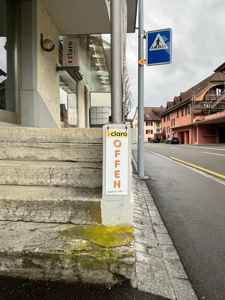 Schild/Wandbild: Ladenschild Claro vor dem Weltladen – Gestaltung von Lindenmann Creativity, Seengen AG