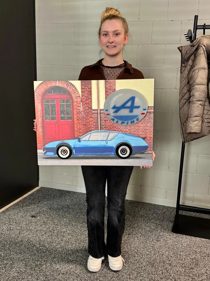 Schild/Wandbild: Wandbild Alpine V6 bei der Übergabe – Gestaltung von Lindenmann Creativity, Seengen AG